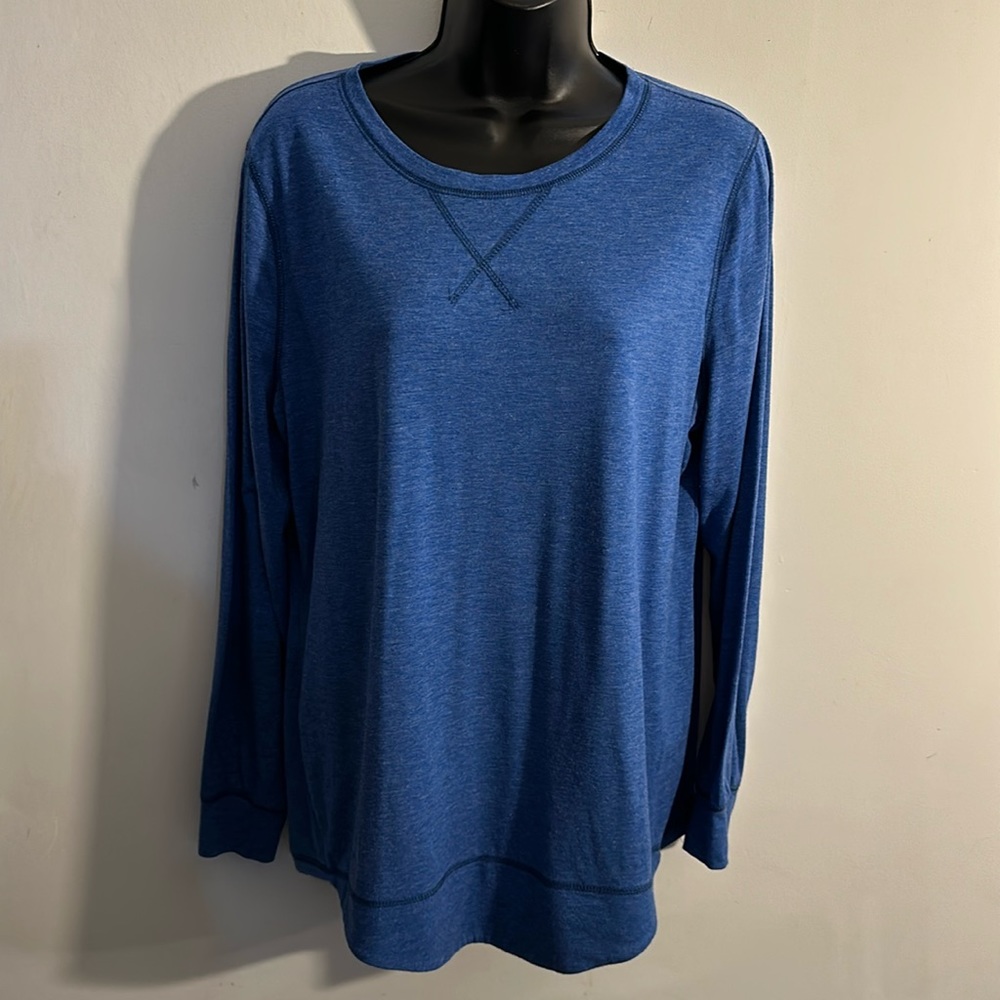 Blue Large crew neck poly blend long sleeve tee shirt w stiching